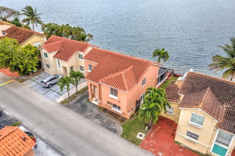 Casa en venta en Miami, Florida, 4 dormitorios, 170.38 m2 № 1972339 - foto 1