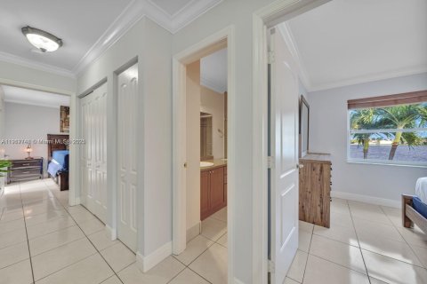 Casa en venta en Miami, Florida, 4 dormitorios, 170.38 m2 № 1972339 - foto 18