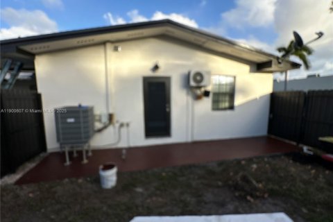 Propiedad comercial en alquiler en Hialeah, Florida, 154.78 m2 № 1952064 - foto 3