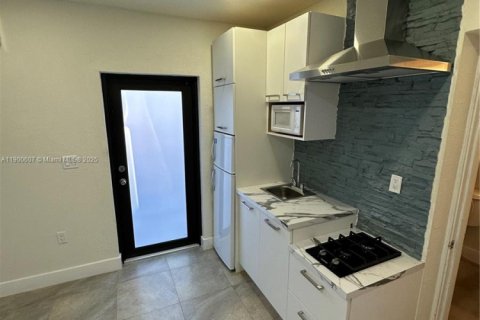 Propiedad comercial en alquiler en Hialeah, Florida, 154.78 m2 № 1952064 - foto 7