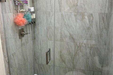 Propiedad comercial en alquiler en Hialeah, Florida, 154.78 m2 № 1952064 - foto 12