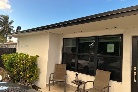 Propiedad comercial en alquiler en Hialeah, Florida, 154.78 m2 № 1952064 - foto 1