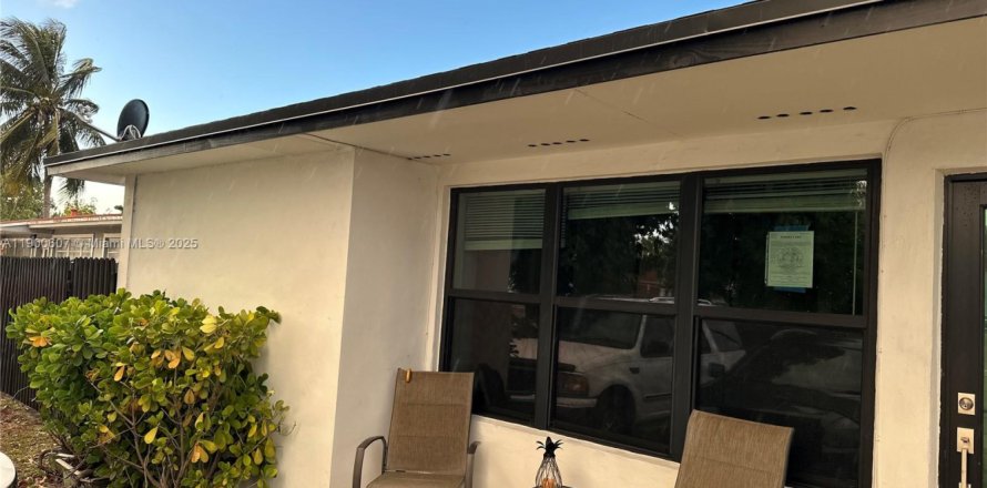 Propiedad comercial en Hialeah, Florida 154.78 m2 № 1952064