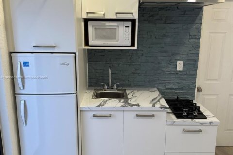 Propiedad comercial en alquiler en Hialeah, Florida, 154.78 m2 № 1952064 - foto 9