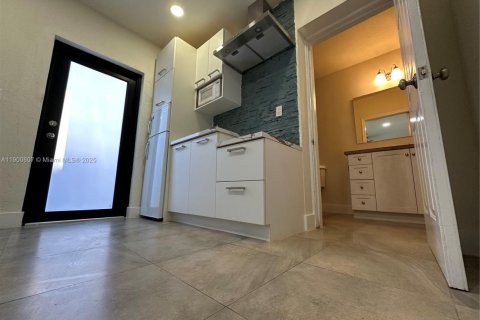 Propiedad comercial en alquiler en Hialeah, Florida, 154.78 m2 № 1952064 - foto 5