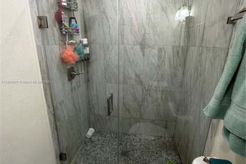 Propiedad comercial en alquiler en Hialeah, Florida, 154.78 m2 № 1952064 - foto 13