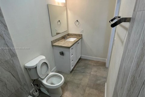 Propiedad comercial en alquiler en Hialeah, Florida, 154.78 m2 № 1952064 - foto 14