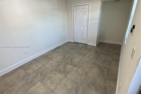 Propiedad comercial en alquiler en Hialeah, Florida, 154.78 m2 № 1952064 - foto 10