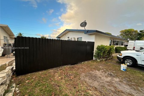 Propiedad comercial en alquiler en Hialeah, Florida, 154.78 m2 № 1952064 - foto 4