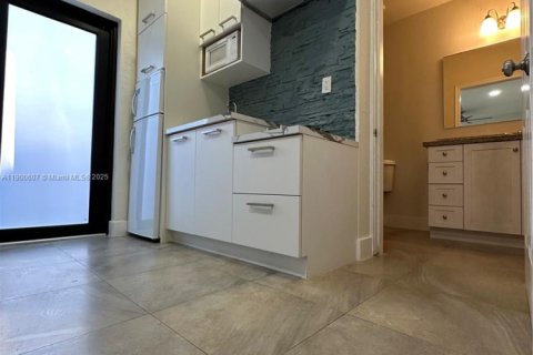 Propiedad comercial en alquiler en Hialeah, Florida, 154.78 m2 № 1952064 - foto 6