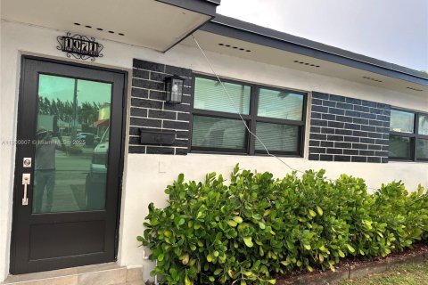 Propiedad comercial en alquiler en Hialeah, Florida, 154.78 m2 № 1952064 - foto 2