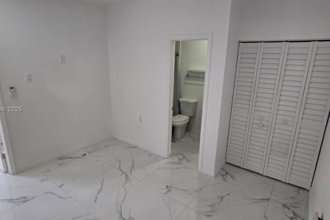 Commercial property in Miami, Florida 1 bedroom, 174.75 sq.m. № 1947477