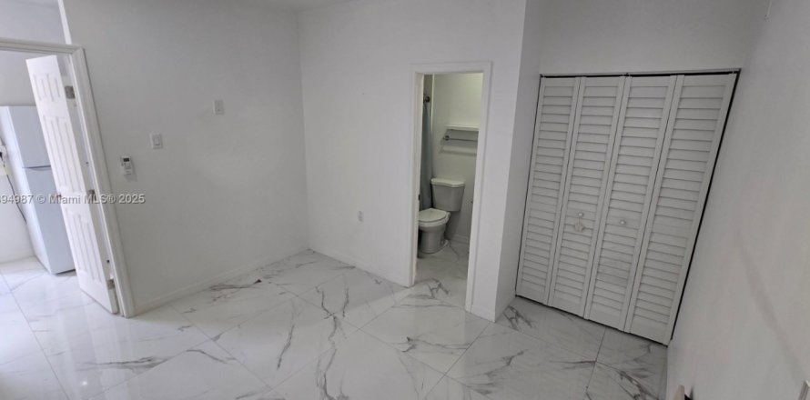 Commercial property in Miami, Florida 1 bedroom, 174.75 sq.m. № 1947477