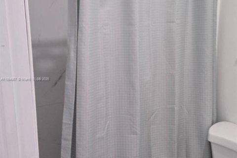 Commercial property in Miami, Florida 1 bedroom, 174.75 sq.m. № 1947477 - photo 4