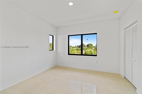 House in Florida City, Florida 5 bedrooms, 176.7 sq.m. № 1953516 - photo 28