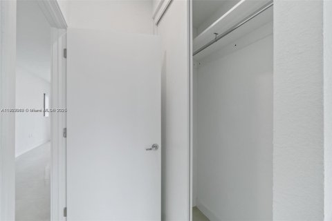 House in Florida City, Florida 5 bedrooms, 176.7 sq.m. № 1953516 - photo 15