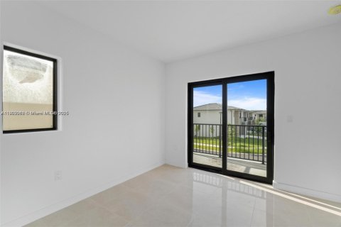 House in Florida City, Florida 5 bedrooms, 176.7 sq.m. № 1953516 - photo 23