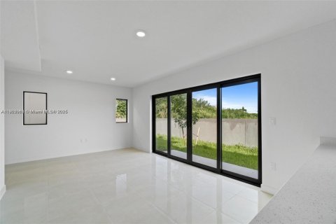 House in Florida City, Florida 5 bedrooms, 176.7 sq.m. № 1953516 - photo 6