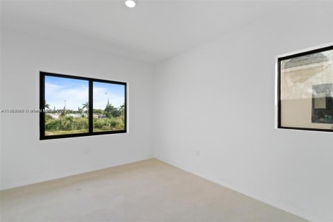 House in Florida City, Florida 5 bedrooms, 176.7 sq.m. № 1953516 - photo 19