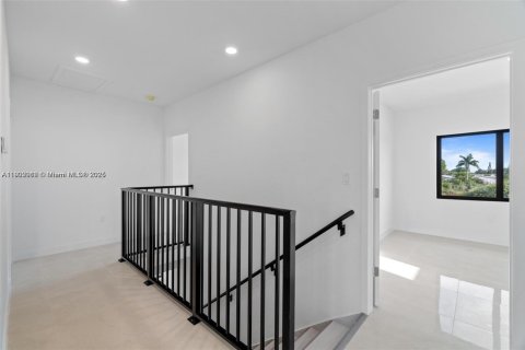 House in Florida City, Florida 5 bedrooms, 176.7 sq.m. № 1953516 - photo 17