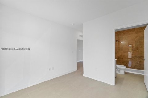 House in Florida City, Florida 5 bedrooms, 176.7 sq.m. № 1953516 - photo 14