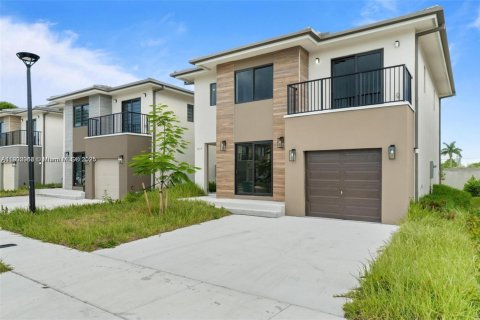 House in Florida City, Florida 5 bedrooms, 176.7 sq.m. № 1953516 - photo 2