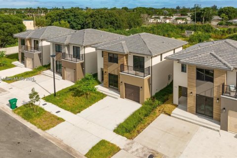 House in Florida City, Florida 5 bedrooms, 176.7 sq.m. № 1953516 - photo 1