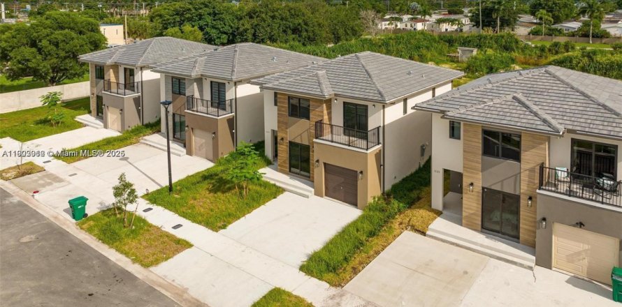 House in Florida City, Florida 5 bedrooms, 176.7 sq.m. № 1953516