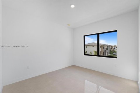 House in Florida City, Florida 5 bedrooms, 176.7 sq.m. № 1953516 - photo 21