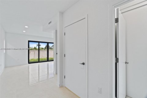 House in Florida City, Florida 5 bedrooms, 176.7 sq.m. № 1953516 - photo 5