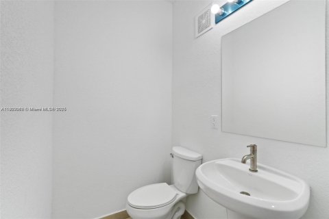 House in Florida City, Florida 5 bedrooms, 176.7 sq.m. № 1953516 - photo 12