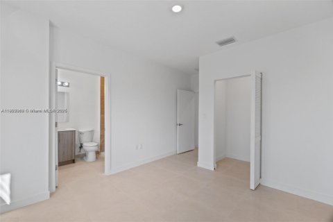 House in Florida City, Florida 5 bedrooms, 176.7 sq.m. № 1953516 - photo 27