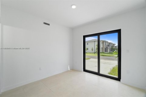 House in Florida City, Florida 5 bedrooms, 176.7 sq.m. № 1953516 - photo 13