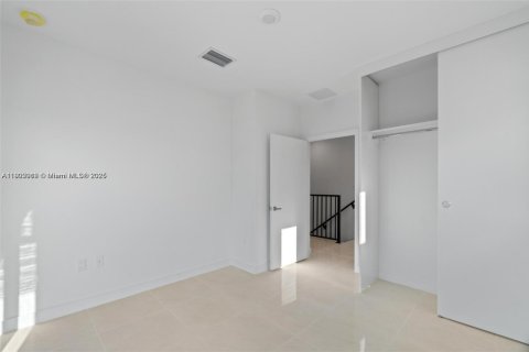 House in Florida City, Florida 5 bedrooms, 176.7 sq.m. № 1953516 - photo 22