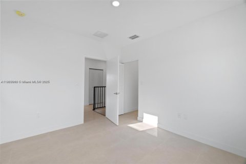 House in Florida City, Florida 5 bedrooms, 176.7 sq.m. № 1953516 - photo 20