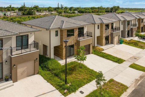 House in Florida City, Florida 5 bedrooms, 176.7 sq.m. № 1953516 - photo 4