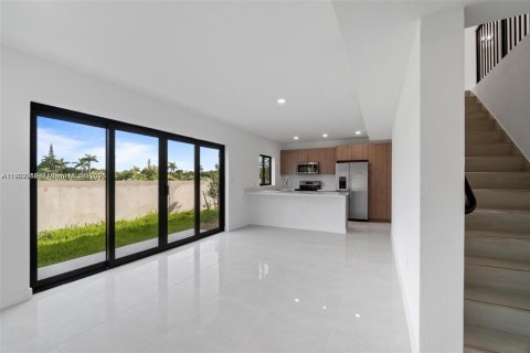 House in Florida City, Florida 5 bedrooms, 176.7 sq.m. № 1953516 - photo 7