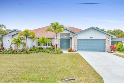 House in Fort Myers, Florida 3 bedrooms, 190.54 sq.m. № 1551369 - photo 1
