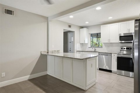 Villa ou maison à louer à Tampa, Floride: 3 chambres, 165.18 m2 № 2098361 - photo 11