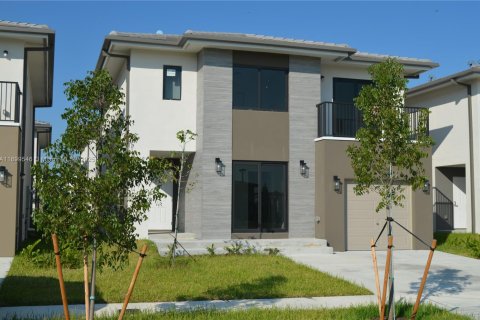 Casa en venta en Florida City, Florida, 5 dormitorios, 176.7 m2 № 1964508 - foto 1