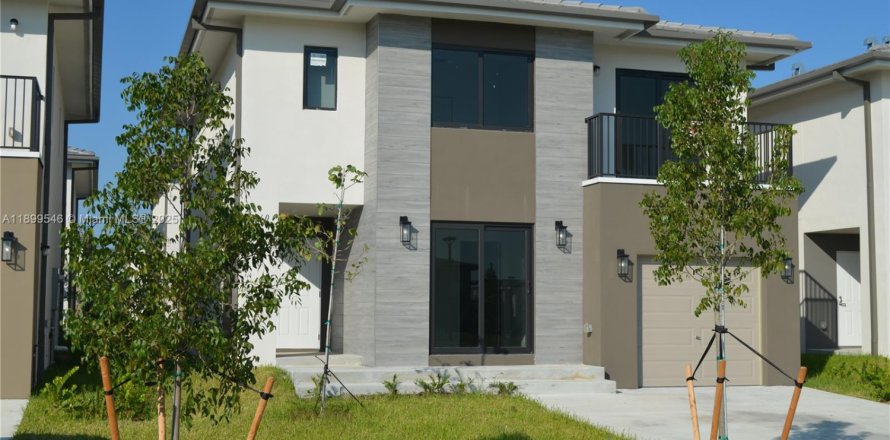 Casa en Florida City, Florida 5 dormitorios, 176.7 m2 № 1964508