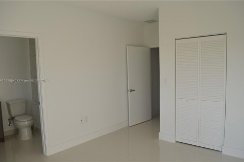 Casa en venta en Florida City, Florida, 5 dormitorios, 176.7 m2 № 1964508 - foto 18