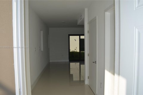 Casa en venta en Florida City, Florida, 5 dormitorios, 176.7 m2 № 1964508 - foto 2