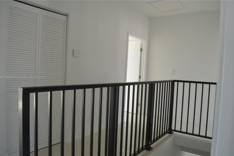 Casa en venta en Florida City, Florida, 5 dormitorios, 176.7 m2 № 1964508 - foto 11