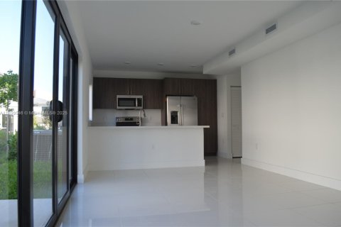 Casa en venta en Florida City, Florida, 5 dormitorios, 176.7 m2 № 1964508 - foto 4