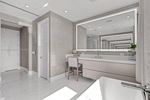 House in Boca Raton, Florida 5 bedrooms, 406.73 sq.m. № 2040842 - photo 22