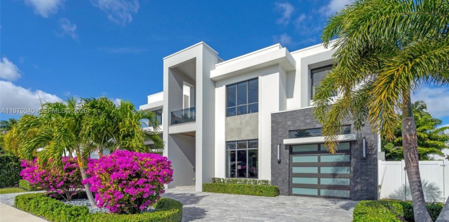House in Boca Raton, Florida 5 bedrooms, 406.73 sq.m. № 2040842