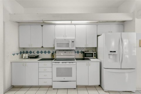 Casa en venta en Temple Terrace, Florida, 5 dormitorios, 256.5 m2 № 1898643 - foto 10