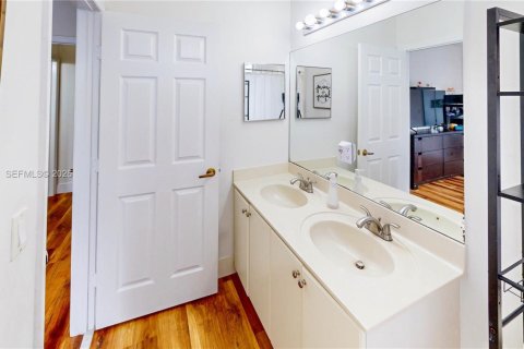 Touwnhouse à vendre à Miami, Floride: 3 chambres, 127.09 m2 № 2085459 - photo 25