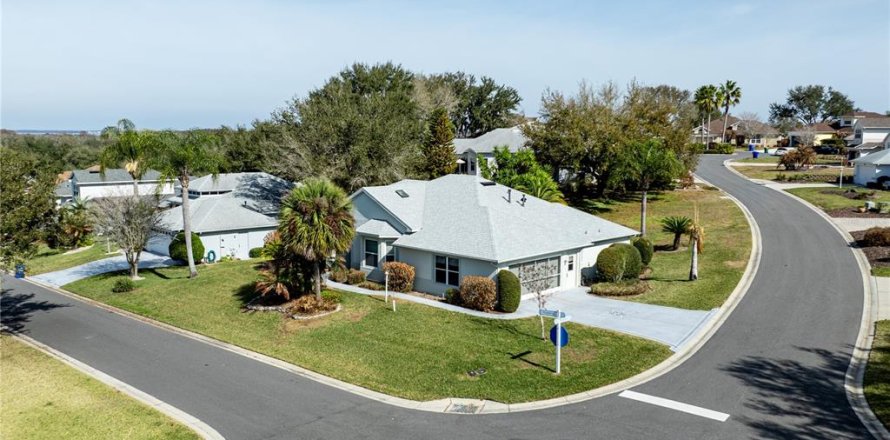 House in Tavares, Florida 3 bedrooms, 163.14 sq.m. № 2117227